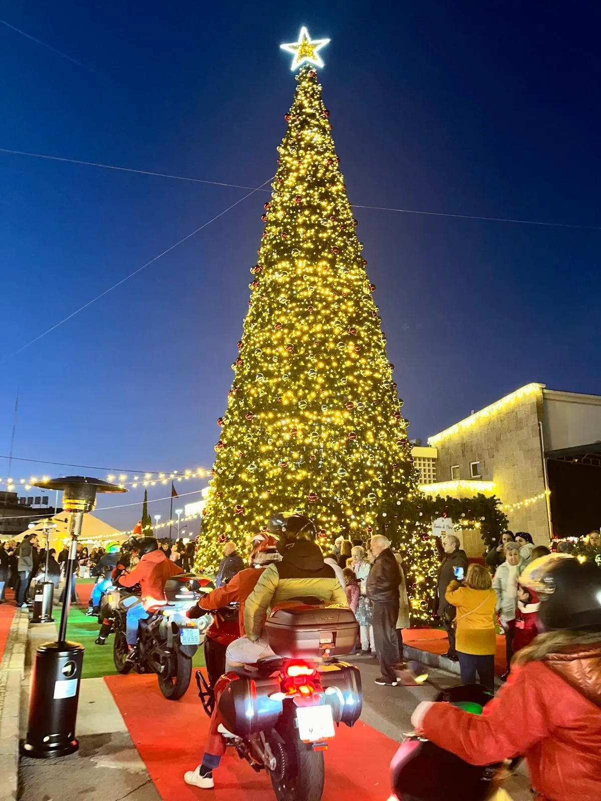 Foto 4 - El Mercado Hispanoluso recibe la San Silvestre motera de &lsquo;Ases da Raia&rsquo;