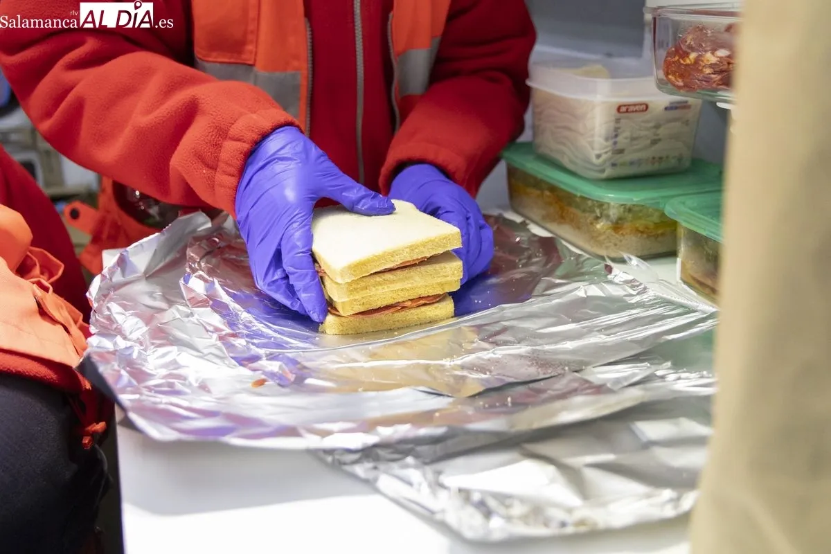 Un aliento de esperanza: los voluntarios de la Unidad de Emergencia Social de Cruz Roja de Salamanca | FOTOS: David Sañudo