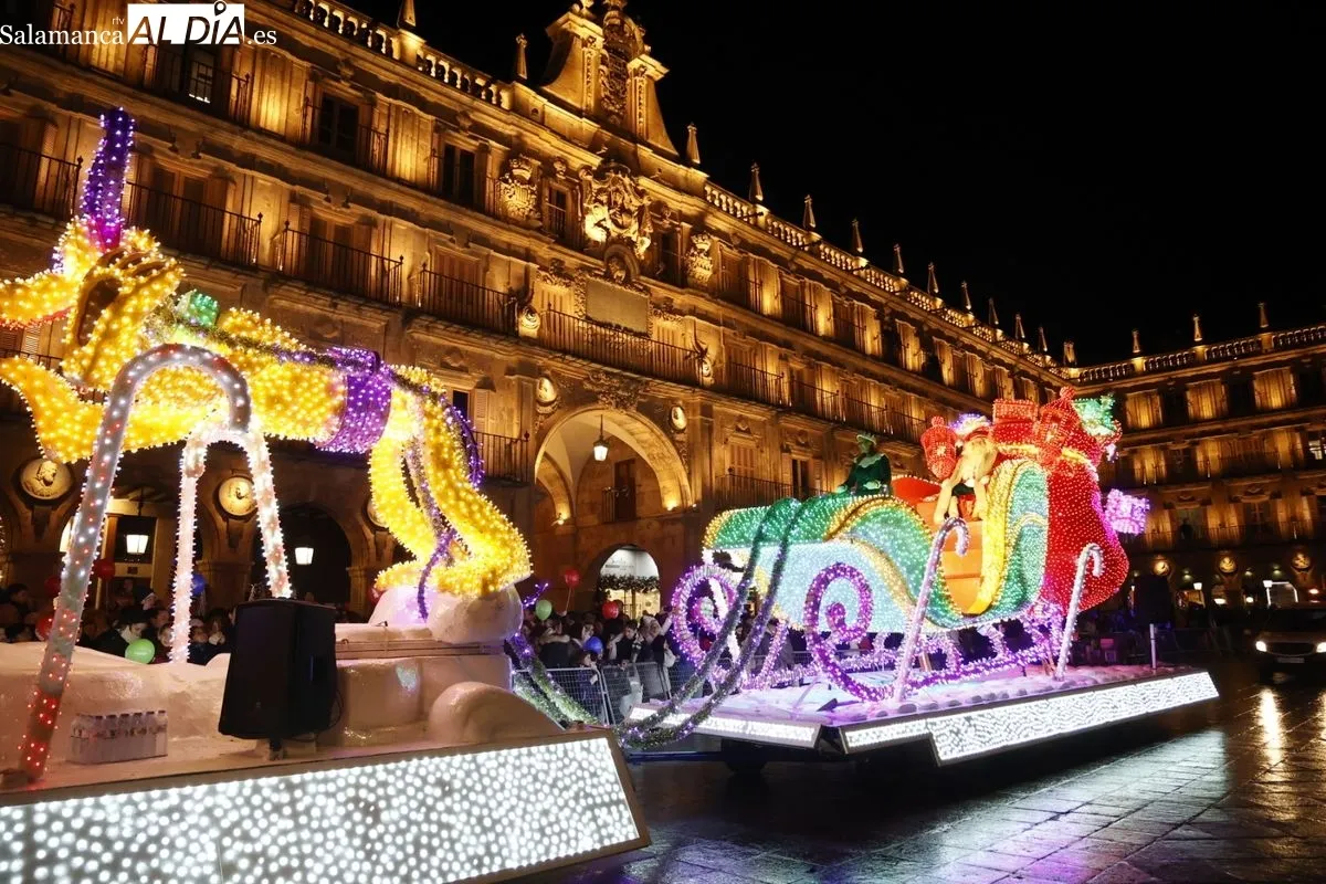 Papá Noel reparte ilusión por el centro de Salamanca | FOTOS: David Sañudo