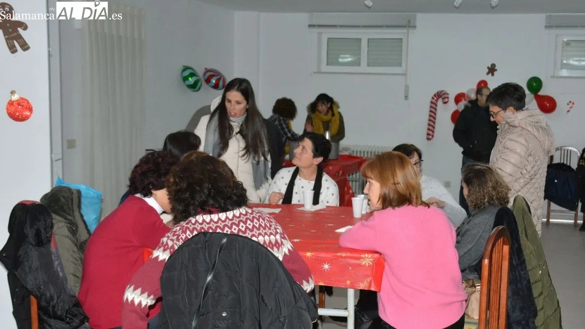 Vecinos de todas las edades han asistido al acto solidario
