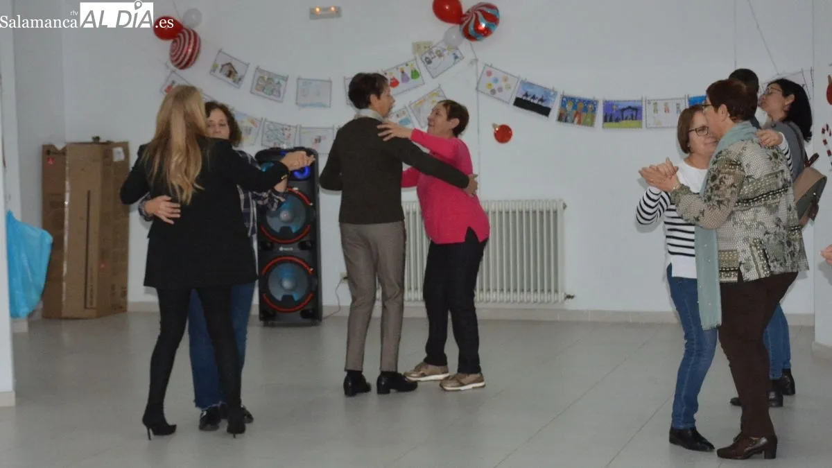Vecinos de todas las edades han asistido al acto solidario