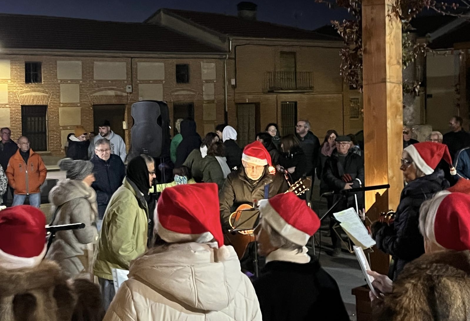 Mancera de Abajo da la bienvenida a la Navidad reunidos junto a su gran árbol de ganchillo, entre villancicos y chocolate