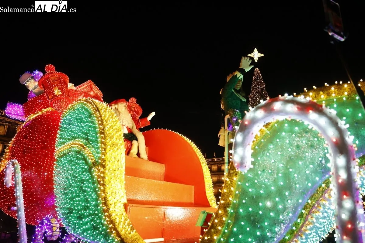 Papá Noel reparte ilusión por el centro de Salamanca | FOTOS: David Sañudo