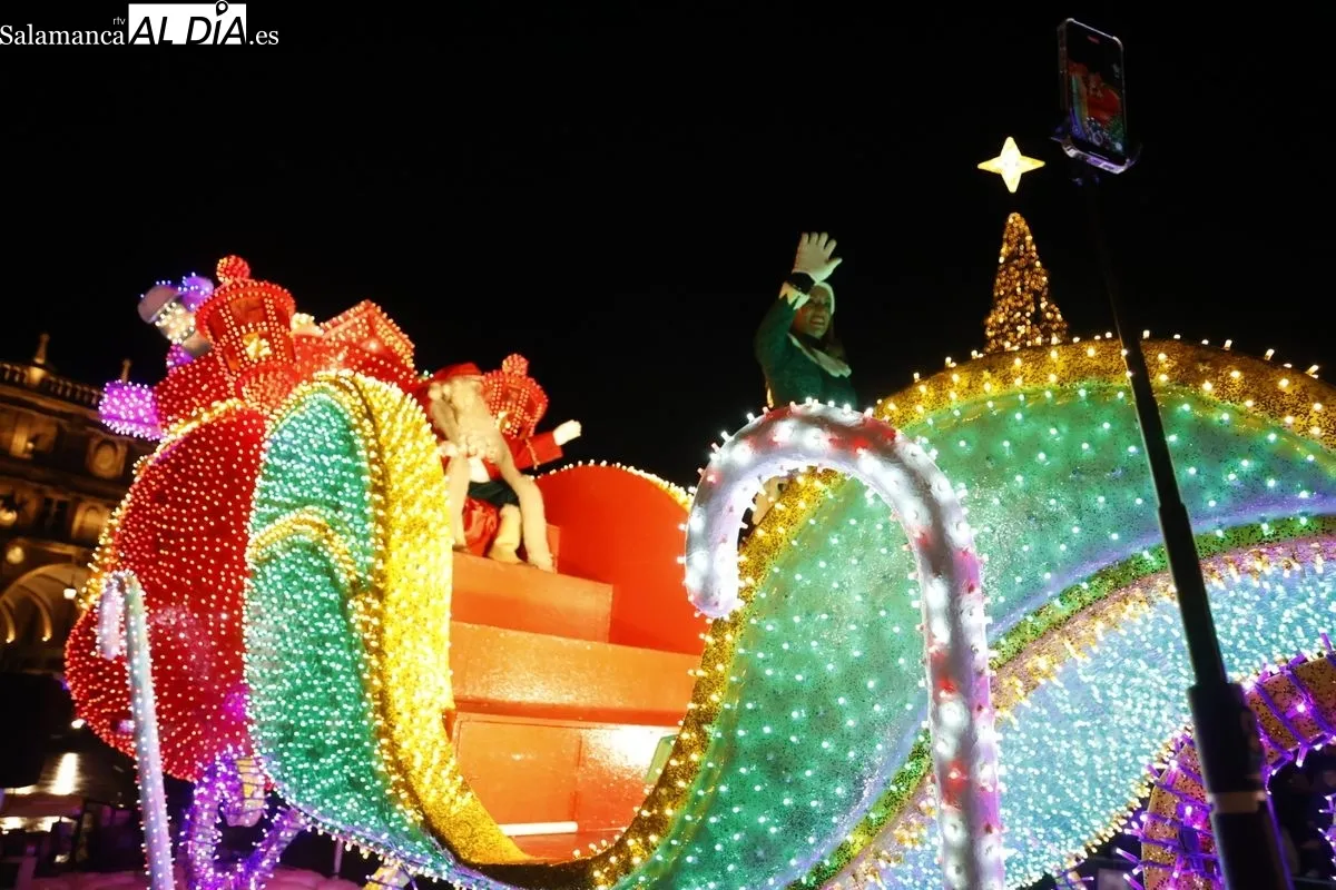 Papá Noel reparte ilusión por el centro de Salamanca | FOTOS: David Sañudo
