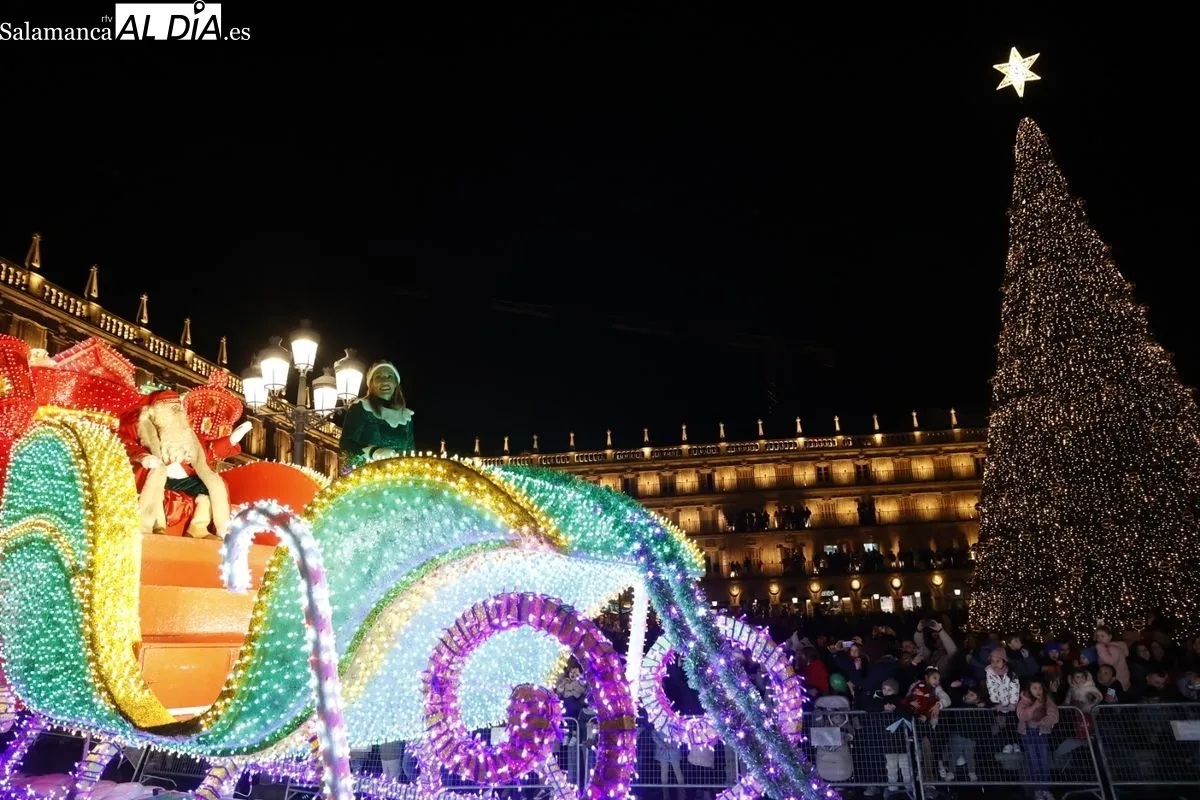 Papá Noel reparte ilusión por el centro de Salamanca | FOTOS: David Sañudo