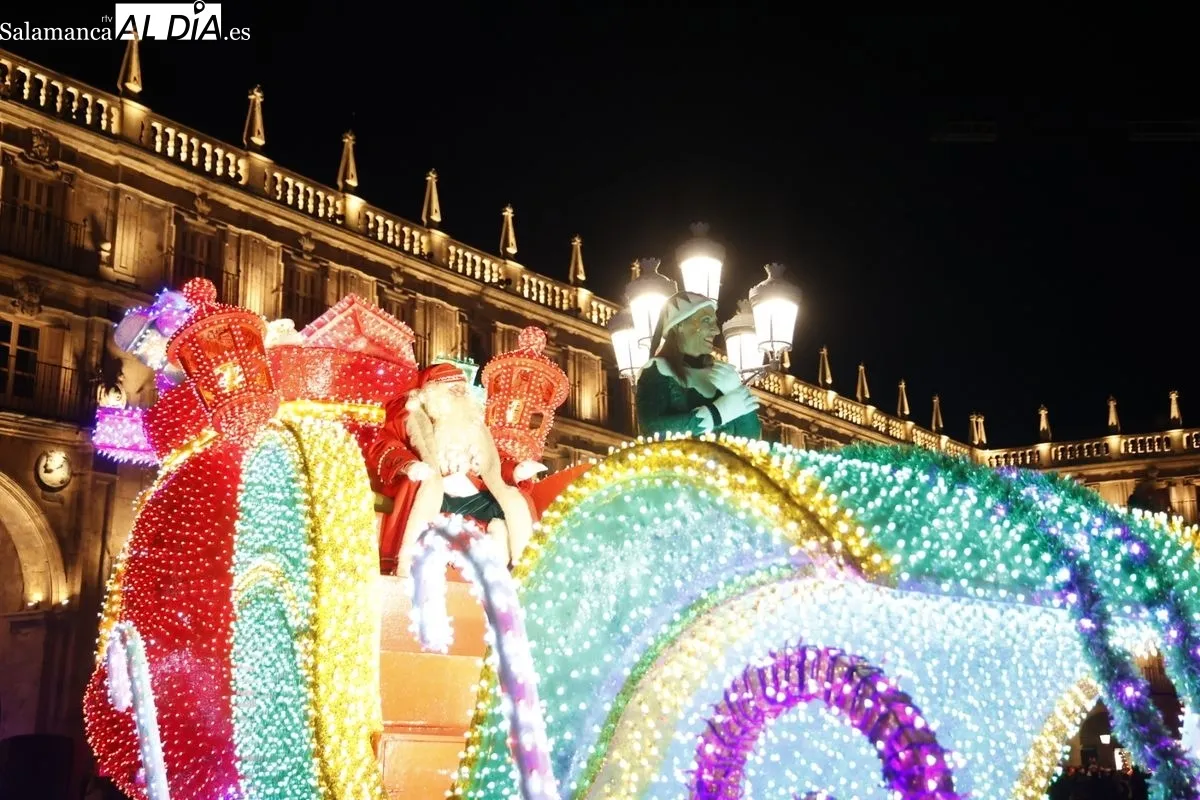 Papá Noel reparte ilusión por el centro de Salamanca | FOTOS: David Sañudo