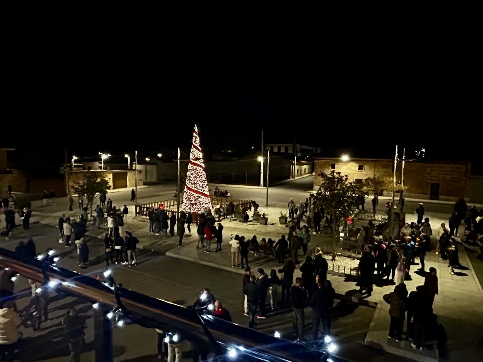 Foto 3 - Babilafuente da una animada, participativa y solidaria bienvenida a la Navidad con su Marcha Solidaria, Mercadillo navide&ntilde;o y encendido de luces
