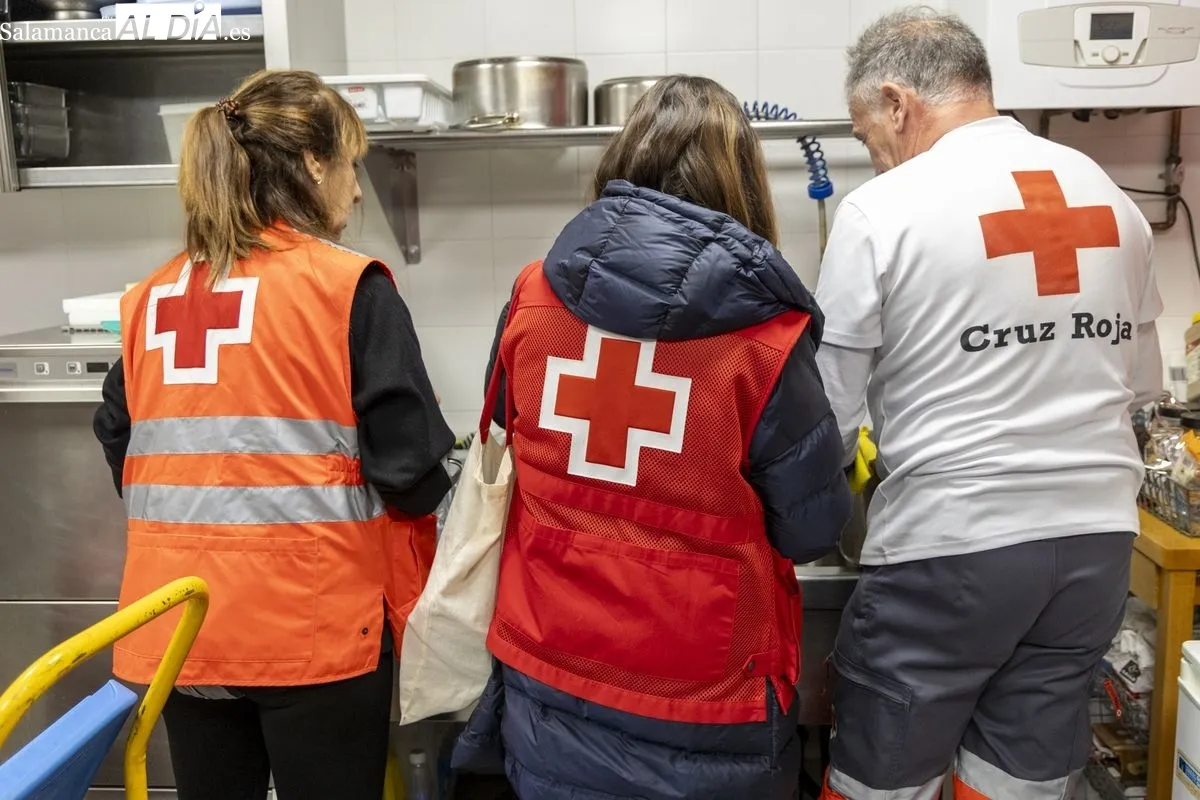 Un aliento de esperanza: los voluntarios de la Unidad de Emergencia Social de Cruz Roja de Salamanca | FOTOS: David Sañudo