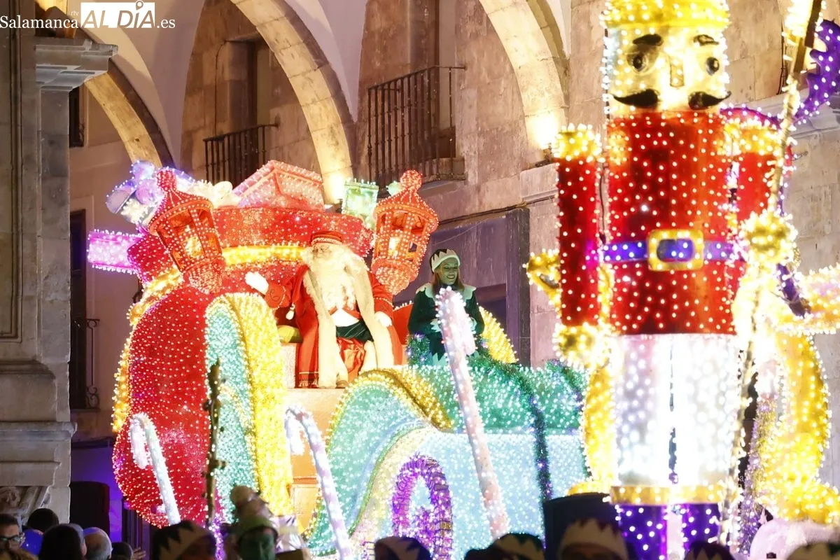 Papá Noel reparte ilusión por el centro de Salamanca | FOTOS: David Sañudo