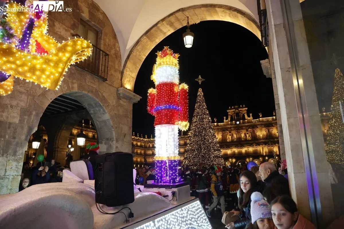 Papá Noel reparte ilusión por el centro de Salamanca | FOTOS: David Sañudo