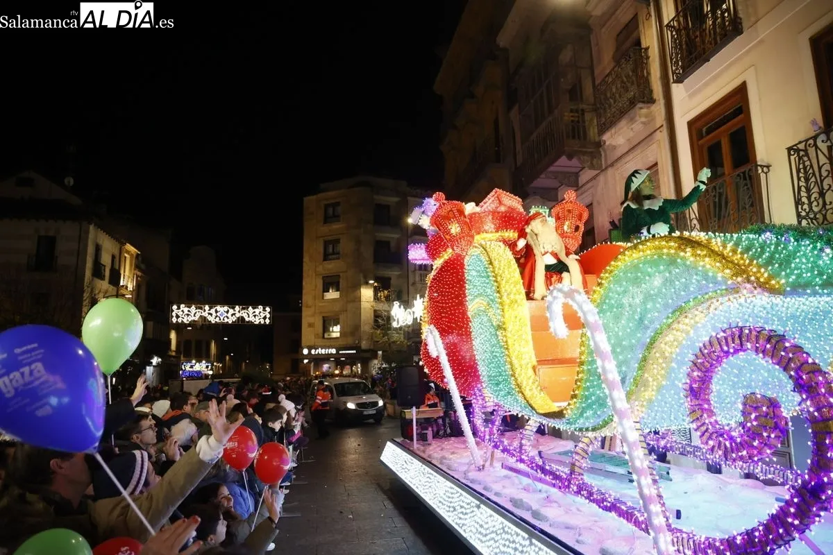 Papá Noel reparte ilusión por el centro de Salamanca | FOTOS: David Sañudo