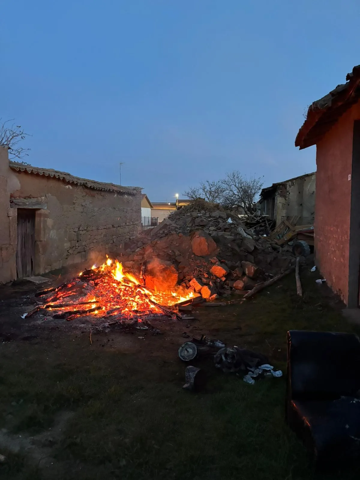 Dos camiones de bomberos se desplazan a La Vallés para sofocar un incendio de una quema no autorizada 
