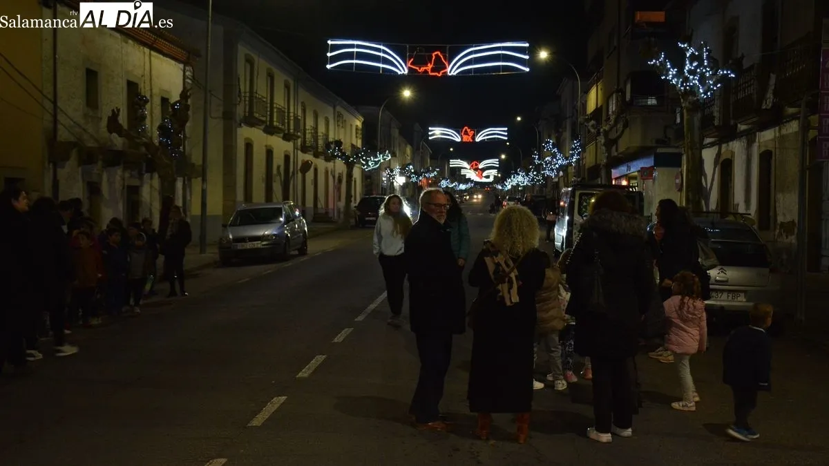 Foto 3 - El encendido del alumbrado en la carretera marca el inicio de la Navidad en Lumbrales