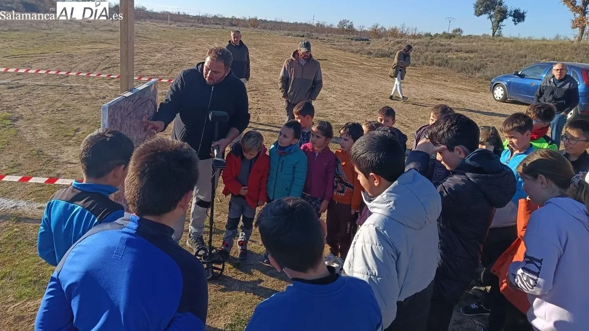 Foto 4 - Los ni&ntilde;os de Lumbrales descubren peque&ntilde;os tesoros en un taller de detecci&oacute;n de metales