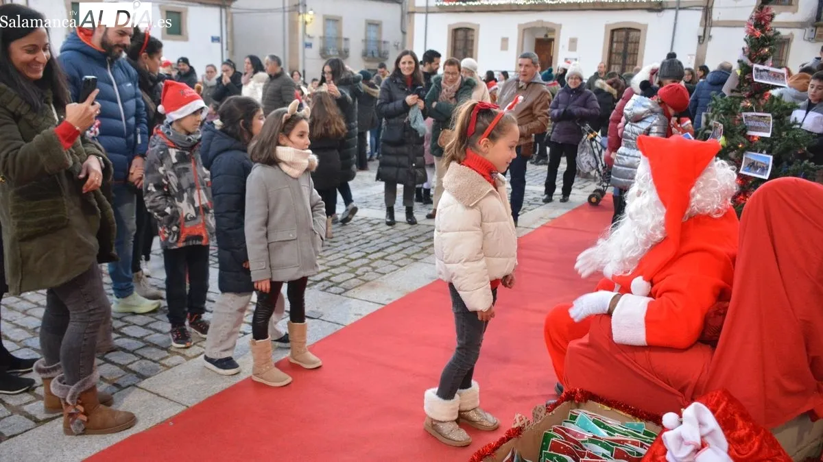 Foto 2 - Animado encuentro de Pap&aacute; Noel con los ni&ntilde;os y ni&ntilde;as en Lumbrales