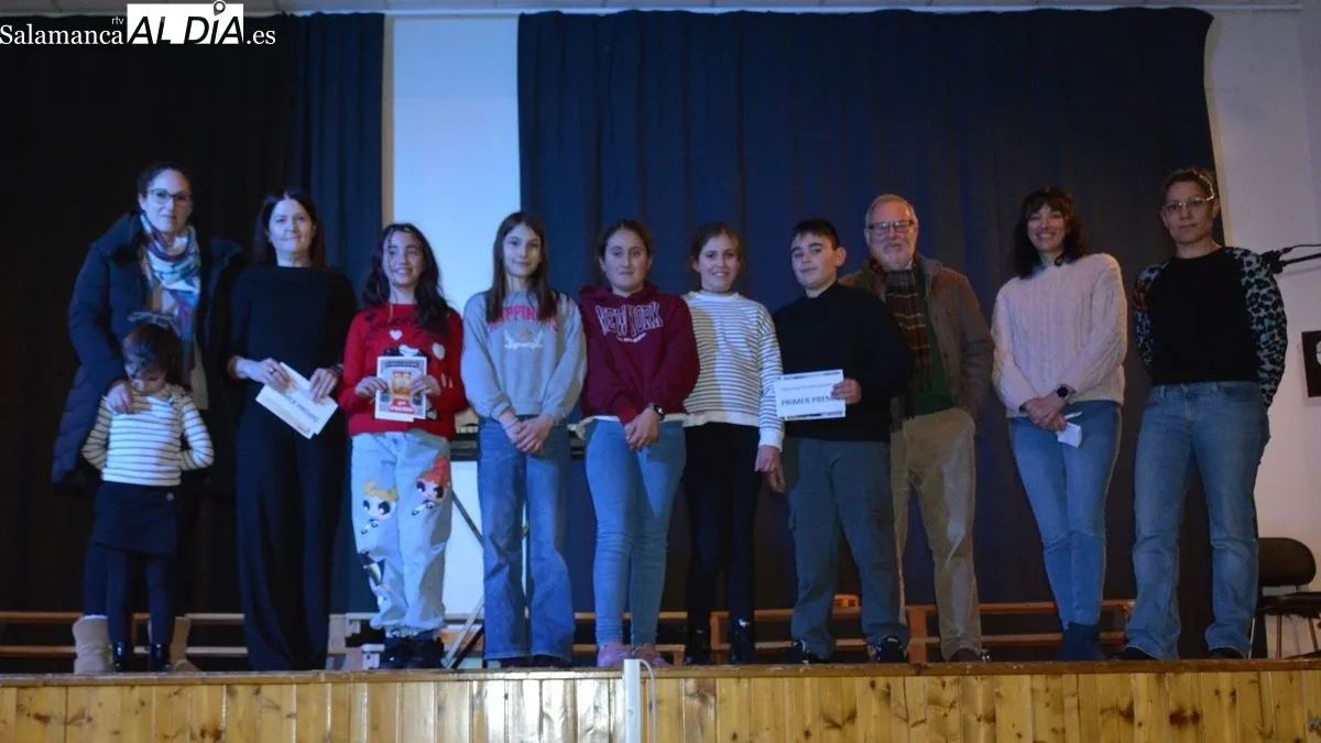 Foto 2 - El Coro Popular de Lumbrales estrena dos villancicos en su Concierto de Navidad
