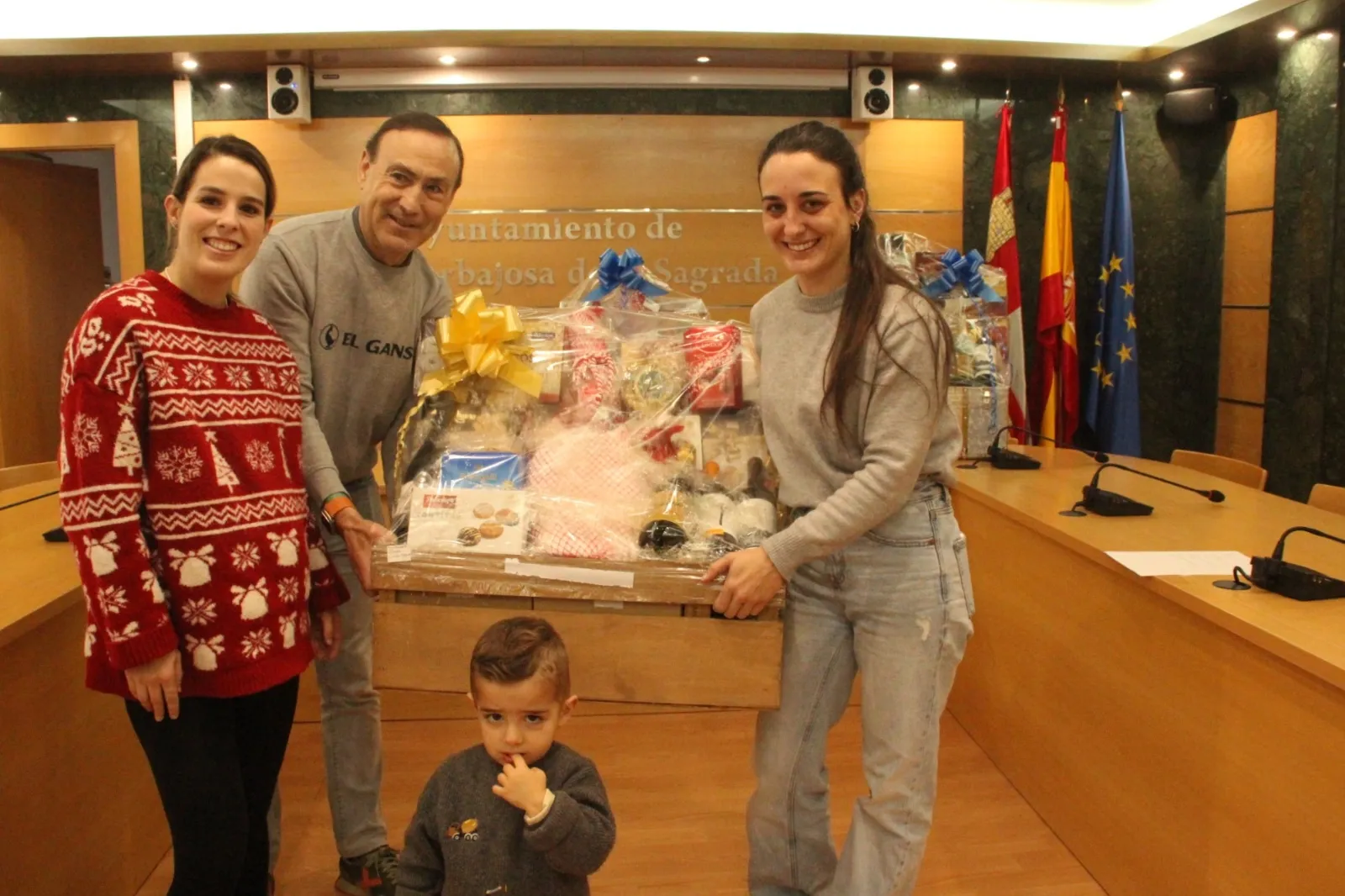Foto 3 - Carbajosa entrega los premios de los concursos de Decoraci&oacute;n Navide&ntilde;a de Escaparates y Balcones, Fachadas y Jardines exteriores