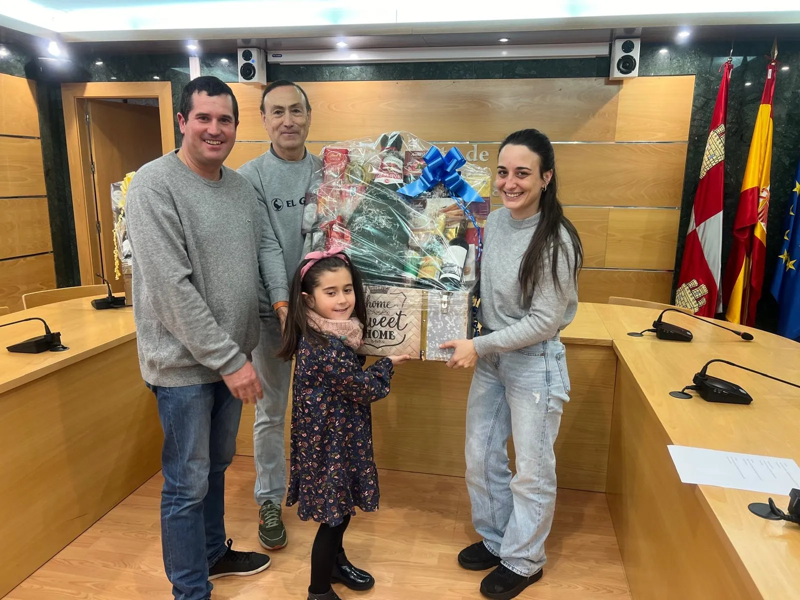 Foto 4 - Carbajosa entrega los premios de los concursos de Decoraci&oacute;n Navide&ntilde;a de Escaparates y Balcones, Fachadas y Jardines exteriores