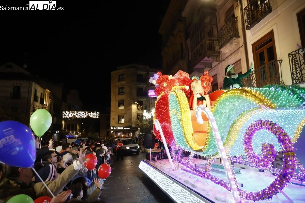 Papá Noel reparte ilusión por el centro de Salamanca | FOTOS: David Sañudo