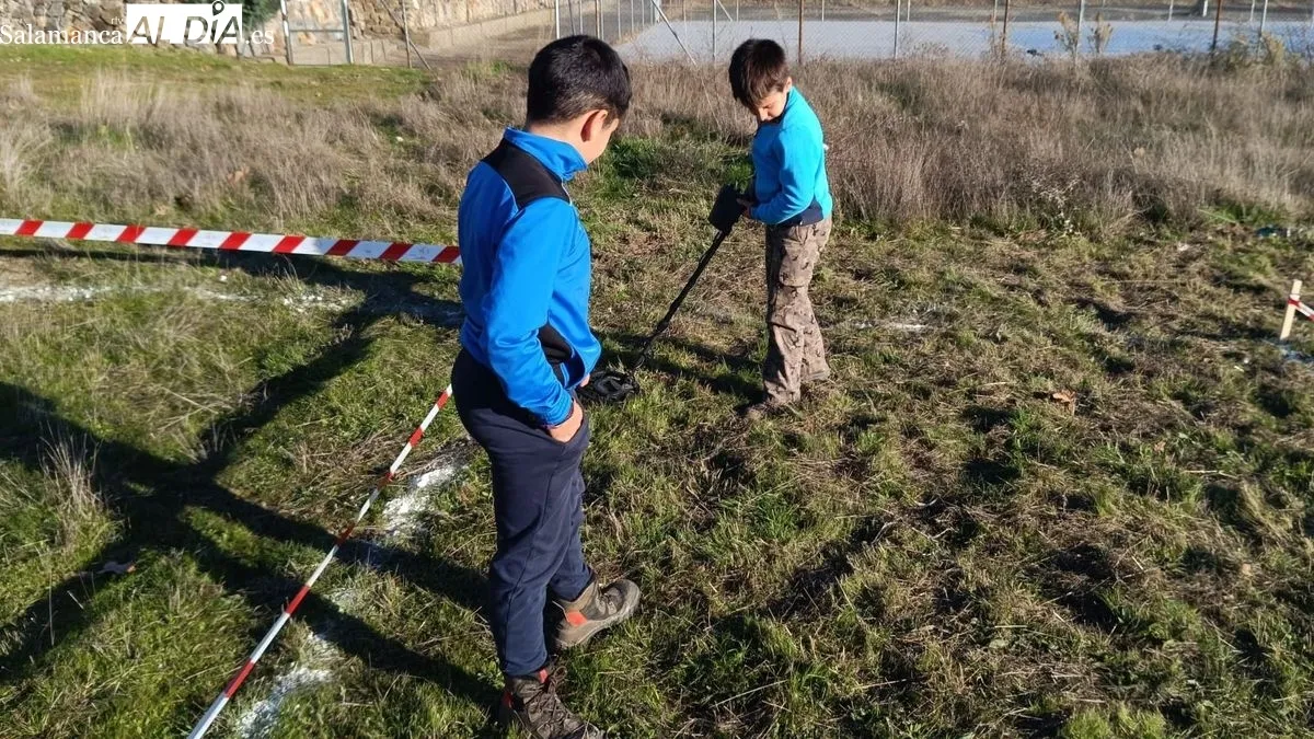 Foto 11 - Los ni&ntilde;os de Lumbrales descubren peque&ntilde;os tesoros en un taller de detecci&oacute;n de metales