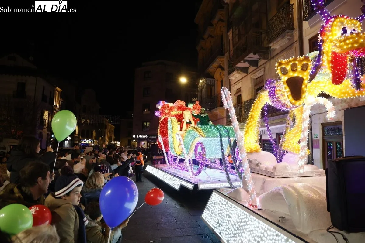 Papá Noel reparte ilusión por el centro de Salamanca | FOTOS: David Sañudo