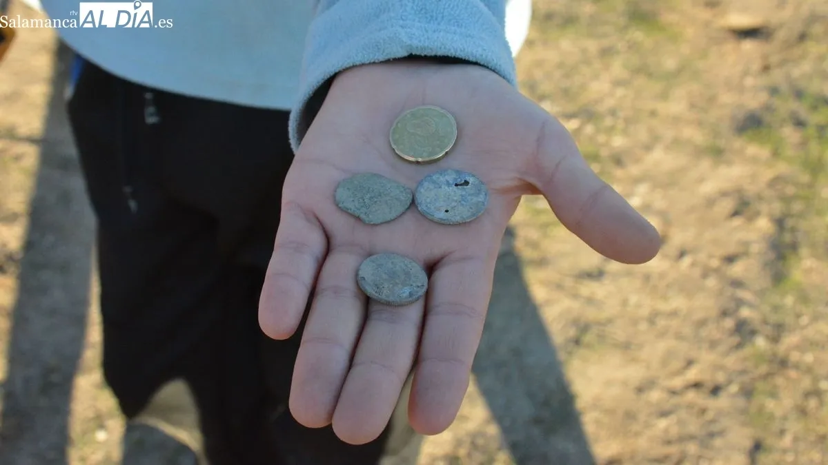 Foto 10 - Los ni&ntilde;os de Lumbrales descubren peque&ntilde;os tesoros en un taller de detecci&oacute;n de metales