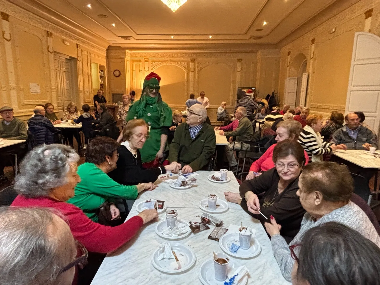 Foto 8 - M&aacute;s de 130 personas participan en la gran chocolatada solidaria con los afectados por la Dana organizada por la asociaci&oacute;n San Miguel