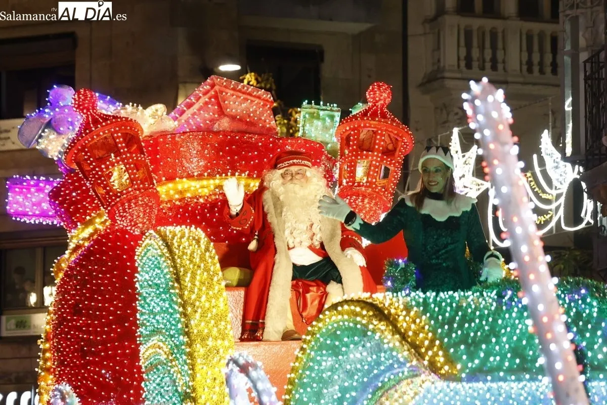 Papá Noel reparte ilusión por el centro de Salamanca | FOTOS: David Sañudo