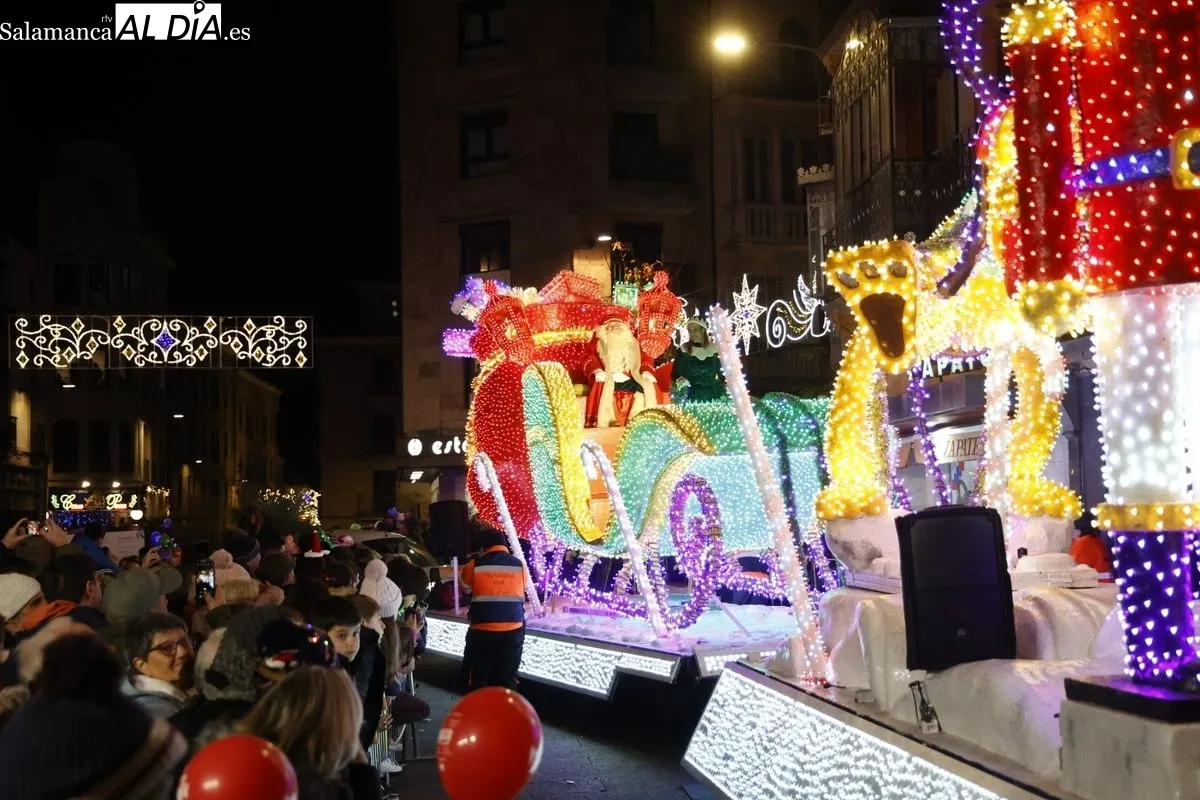 Papá Noel reparte ilusión por el centro de Salamanca | FOTOS: David Sañudo