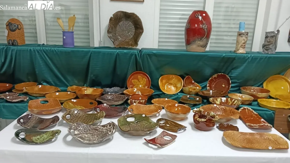 La exposición ofrece una amplia colección de piezas elaboradas con cerámica