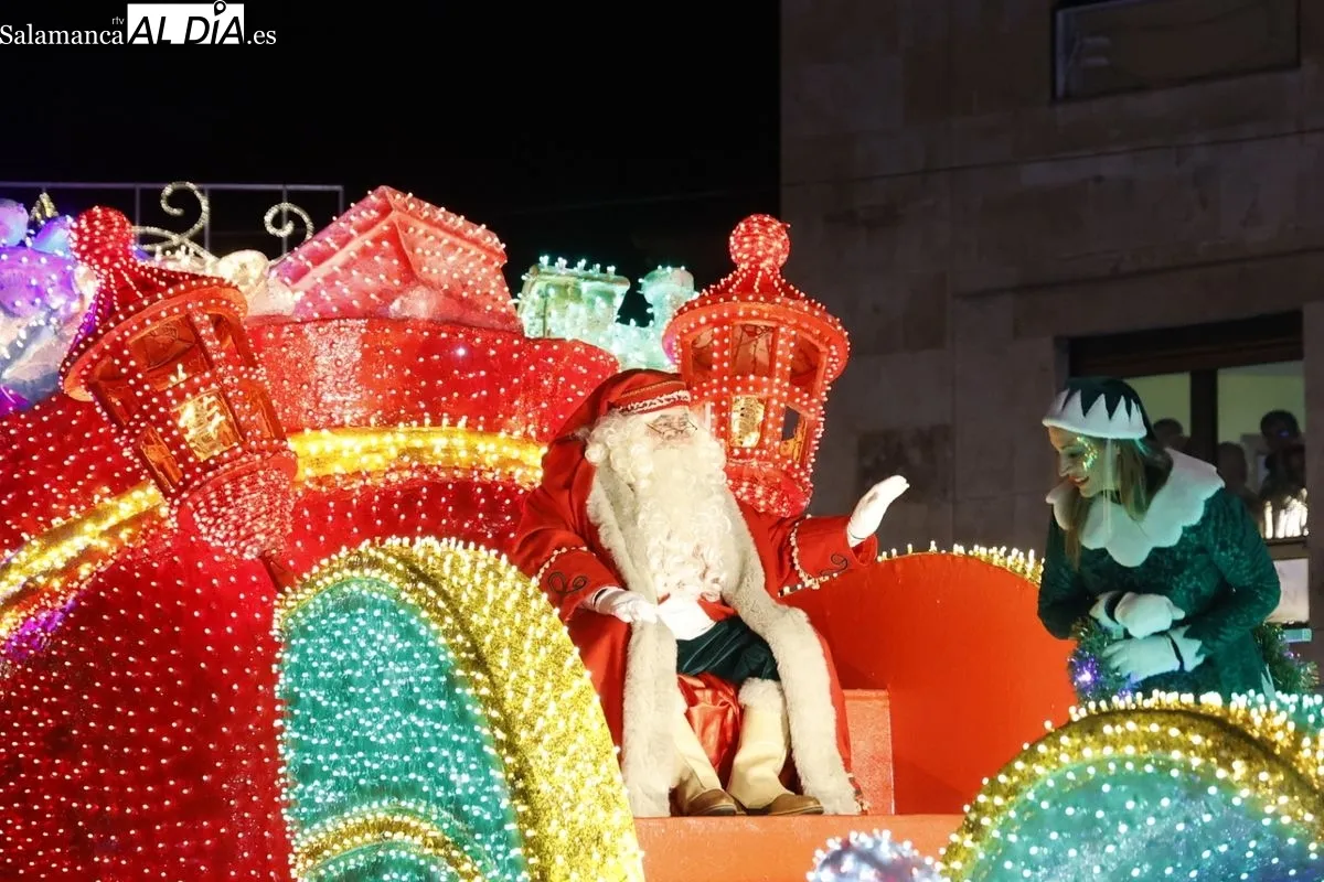 Papá Noel reparte ilusión por el centro de Salamanca | FOTOS: David Sañudo