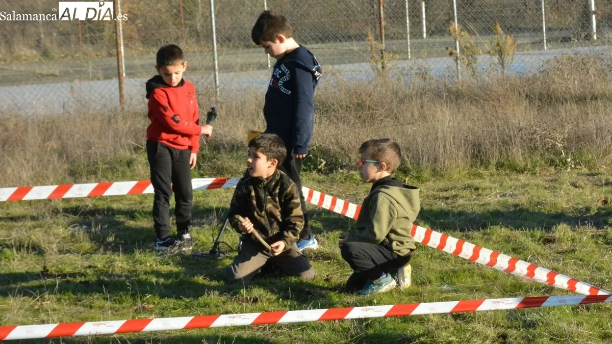 Foto 7 - Los ni&ntilde;os de Lumbrales descubren peque&ntilde;os tesoros en un taller de detecci&oacute;n de metales