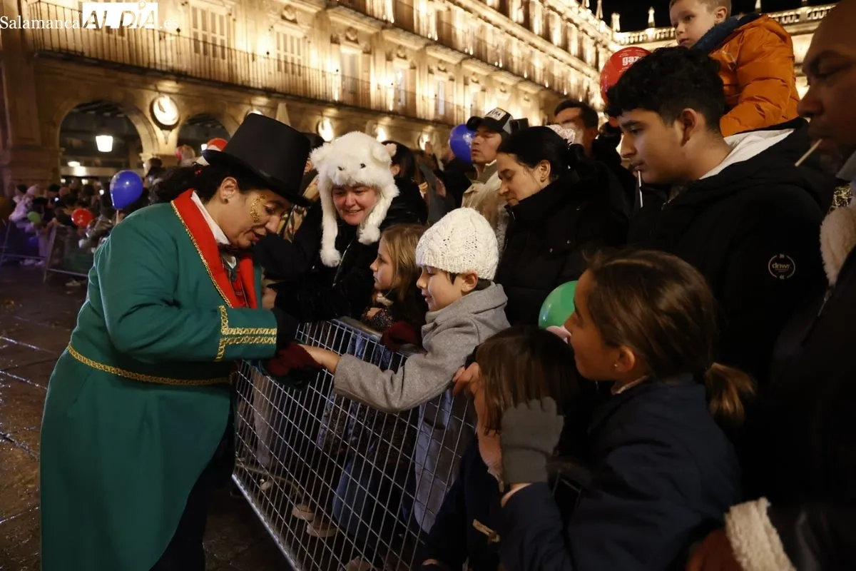 Papá Noel reparte ilusión por el centro de Salamanca | FOTOS: David Sañudo