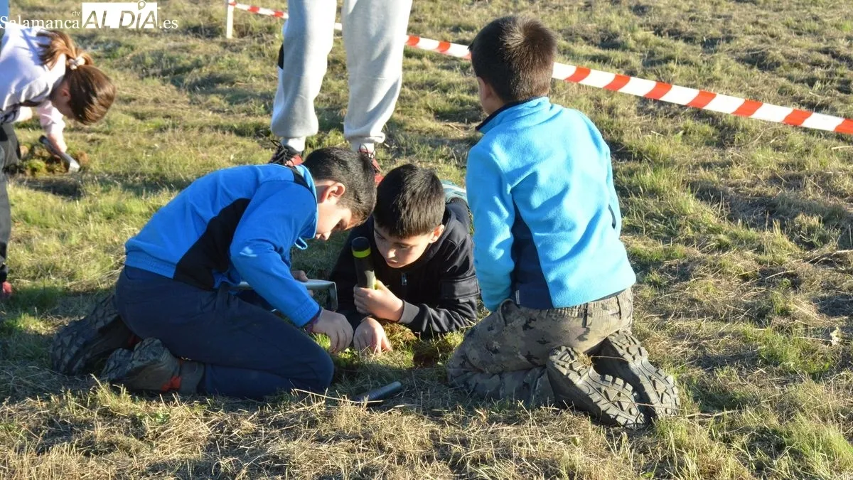 Foto 6 - Los ni&ntilde;os de Lumbrales descubren peque&ntilde;os tesoros en un taller de detecci&oacute;n de metales