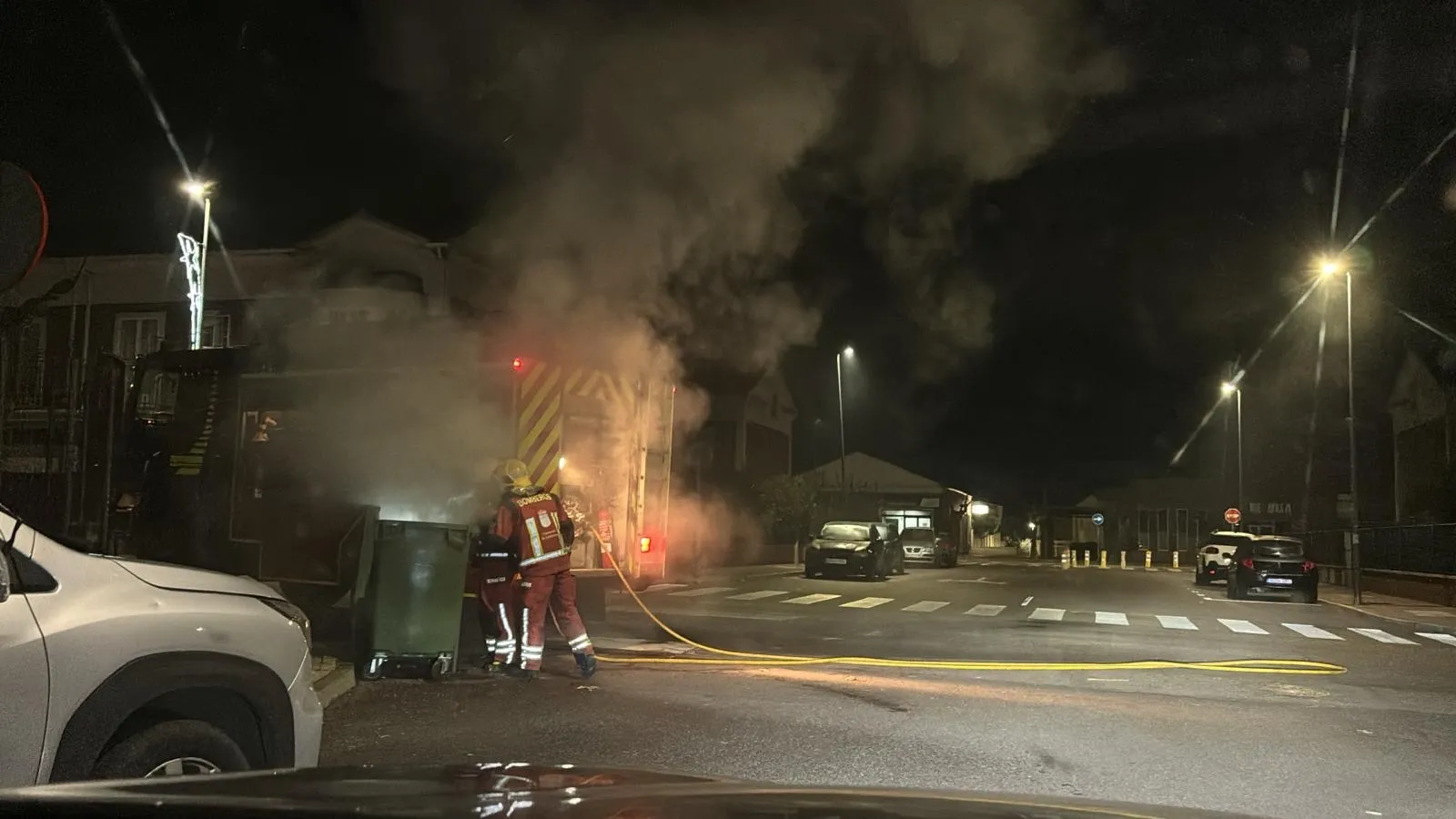 Un contenedor con humo moviliza a los bomberos hasta Cabrerizos