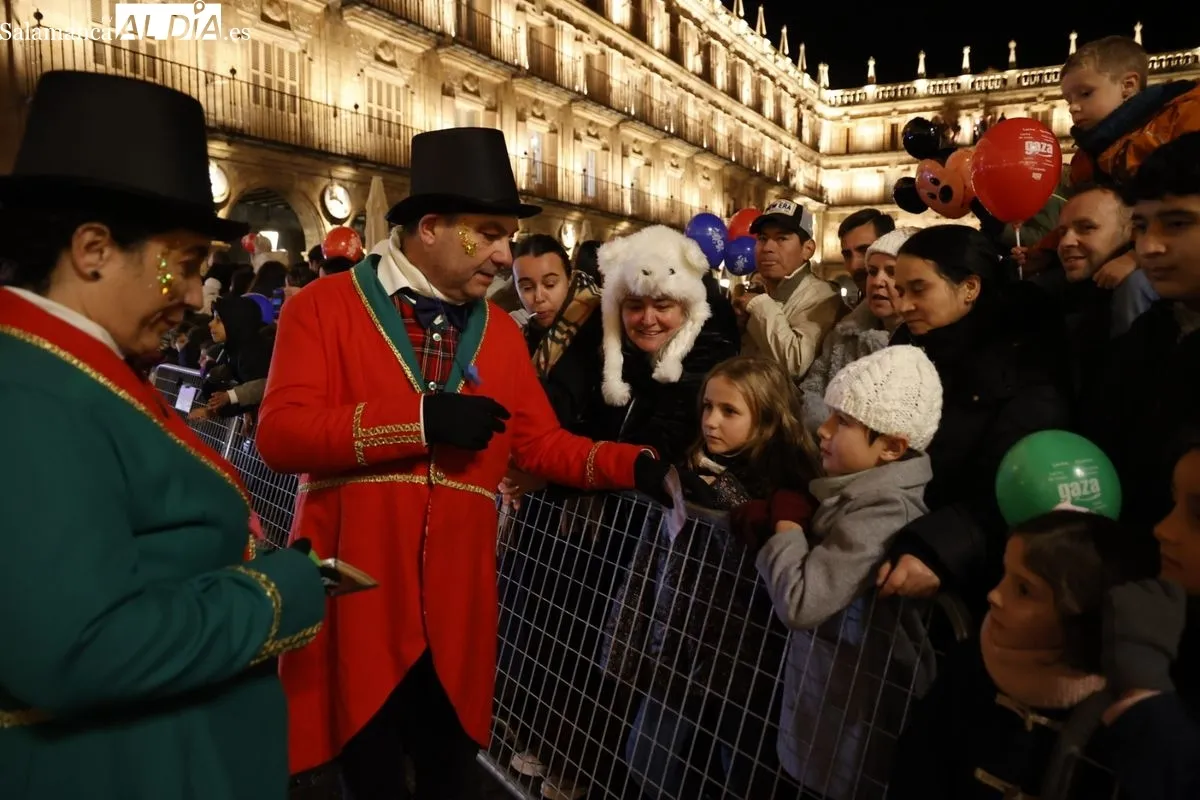Papá Noel reparte ilusión por el centro de Salamanca | FOTOS: David Sañudo