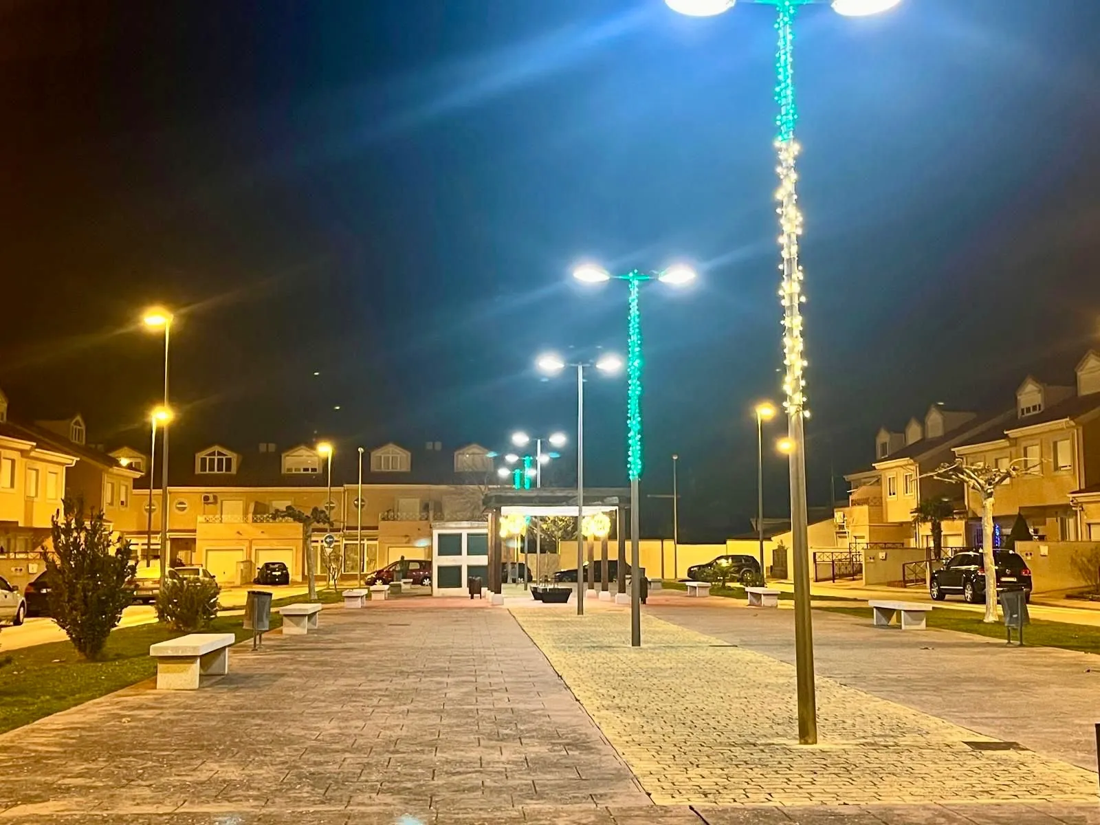 Foto 2 - Los vecinos de la Urbanizaci&oacute;n Valparaiso se unen para iluminar la Navidad en la Plaza de las Culturas