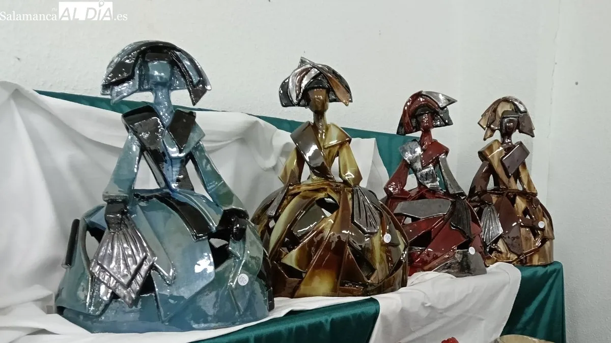 La exposición ofrece una amplia colección de piezas elaboradas con cerámica