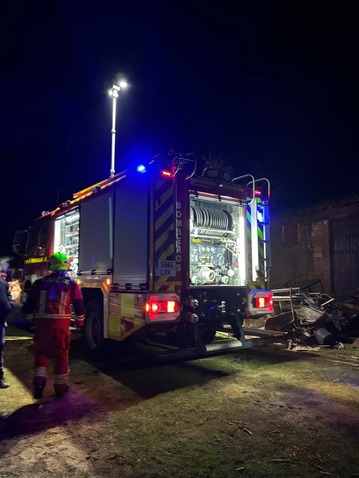 Dos camiones de bomberos se desplazan a La Vallés para sofocar un incendio de una quema no autorizada 