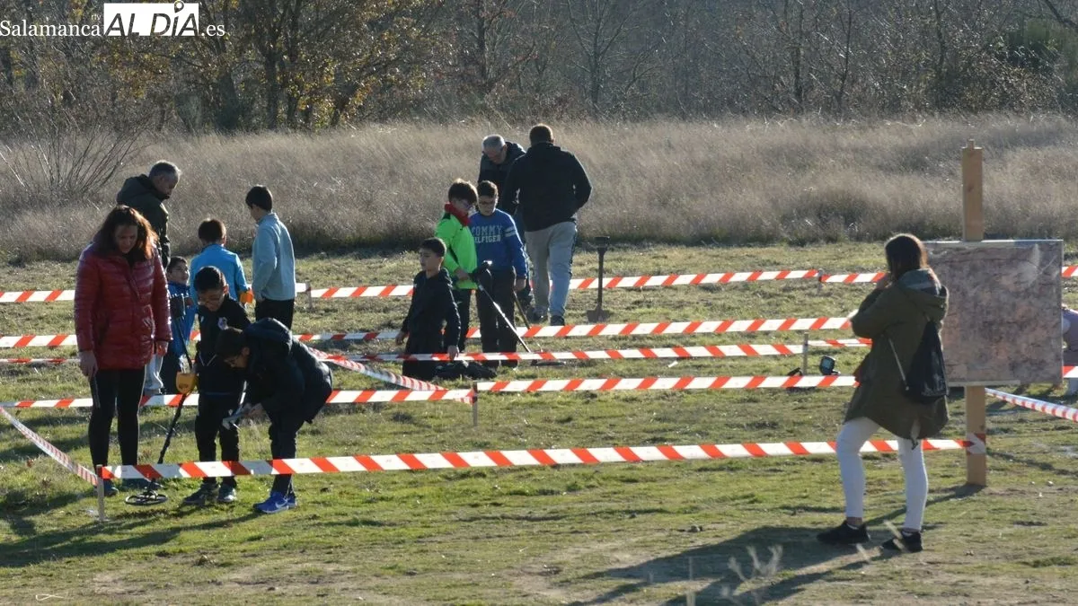 Foto 3 - Los ni&ntilde;os de Lumbrales descubren peque&ntilde;os tesoros en un taller de detecci&oacute;n de metales