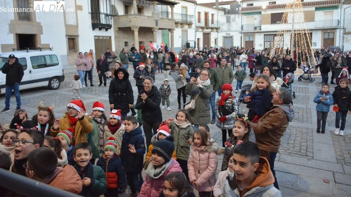 Foto 3 - Animado encuentro de Pap&aacute; Noel con los ni&ntilde;os y ni&ntilde;as en Lumbrales