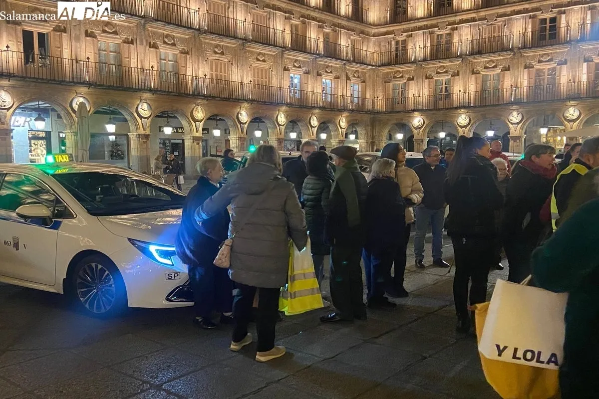 Mayores viendo la iluminación navideña de Salamanca | FOTOS: Vanesa Martins 