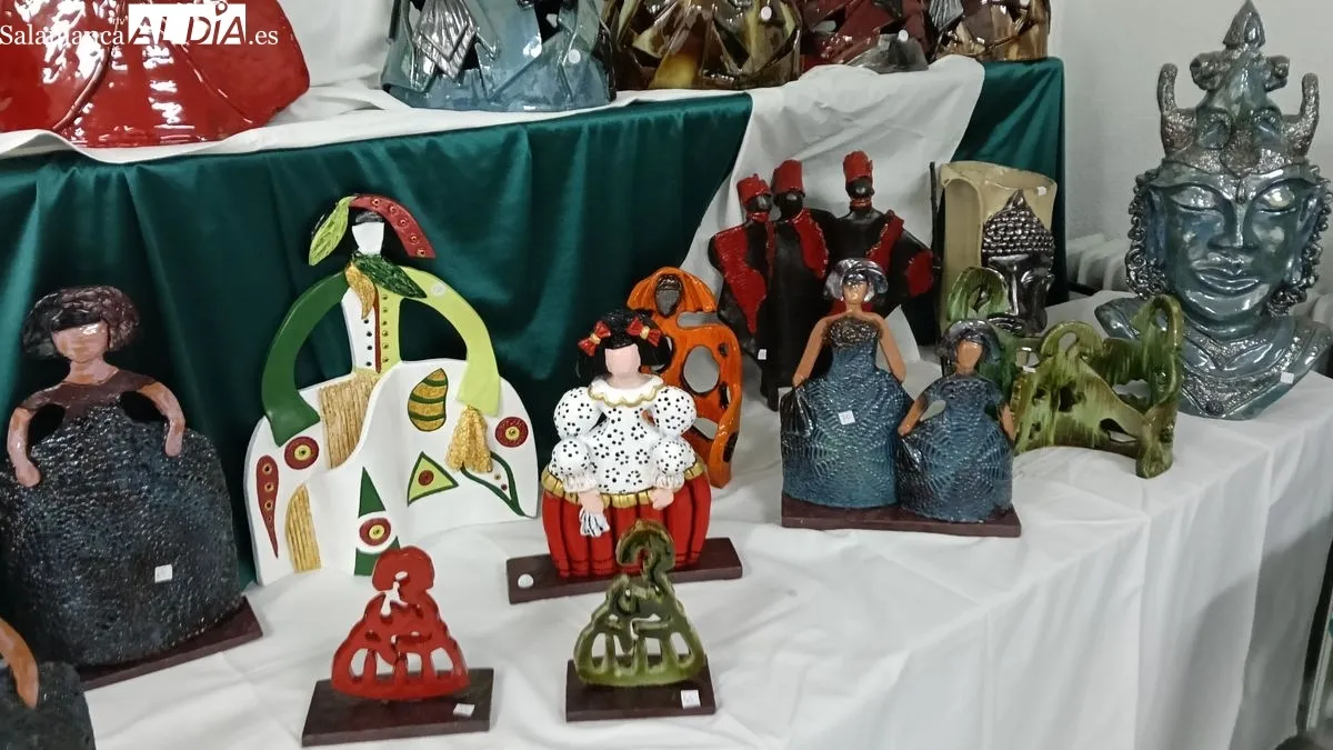 La exposición ofrece una amplia colección de piezas elaboradas con cerámica