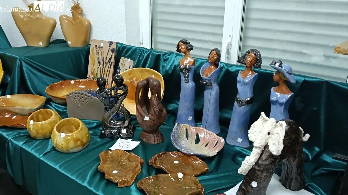 La exposición ofrece una amplia colección de piezas elaboradas con cerámica
