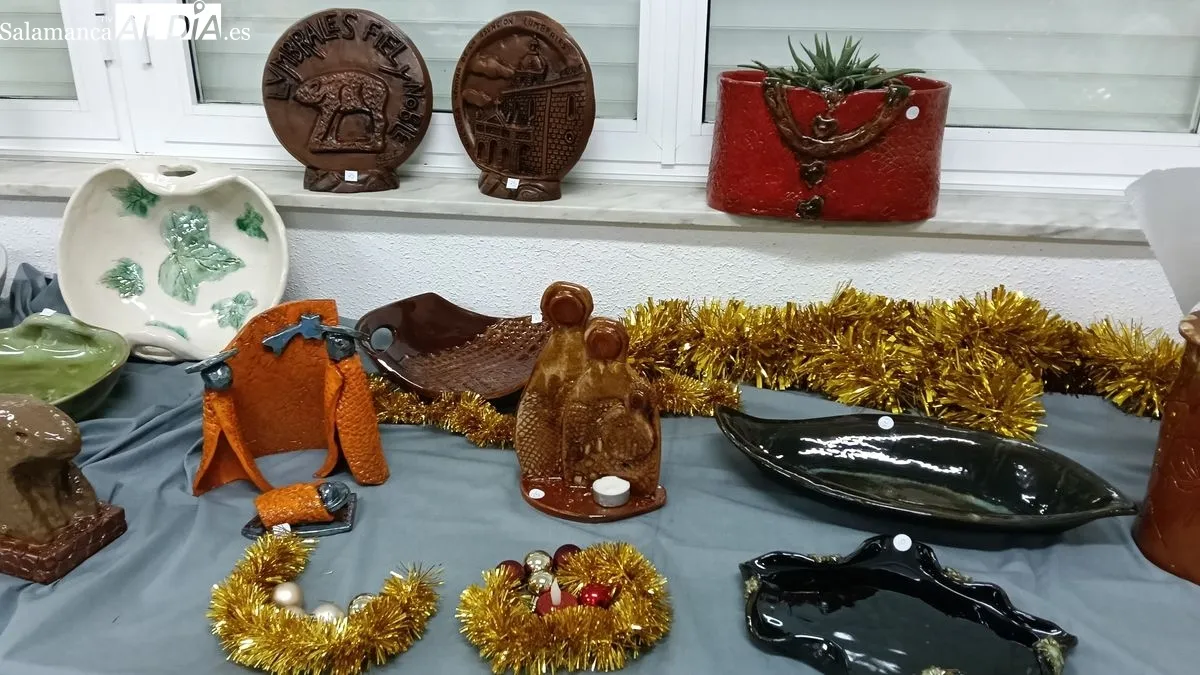 La exposición ofrece una amplia colección de piezas elaboradas con cerámica