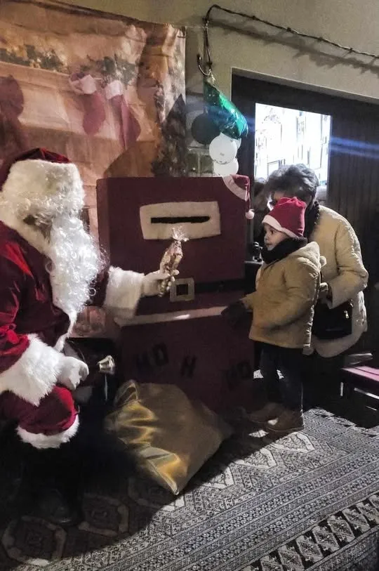 Foto 4 - Fuenteguinaldo festeja la llegada de la Navidad de la mano de las Damajuanas