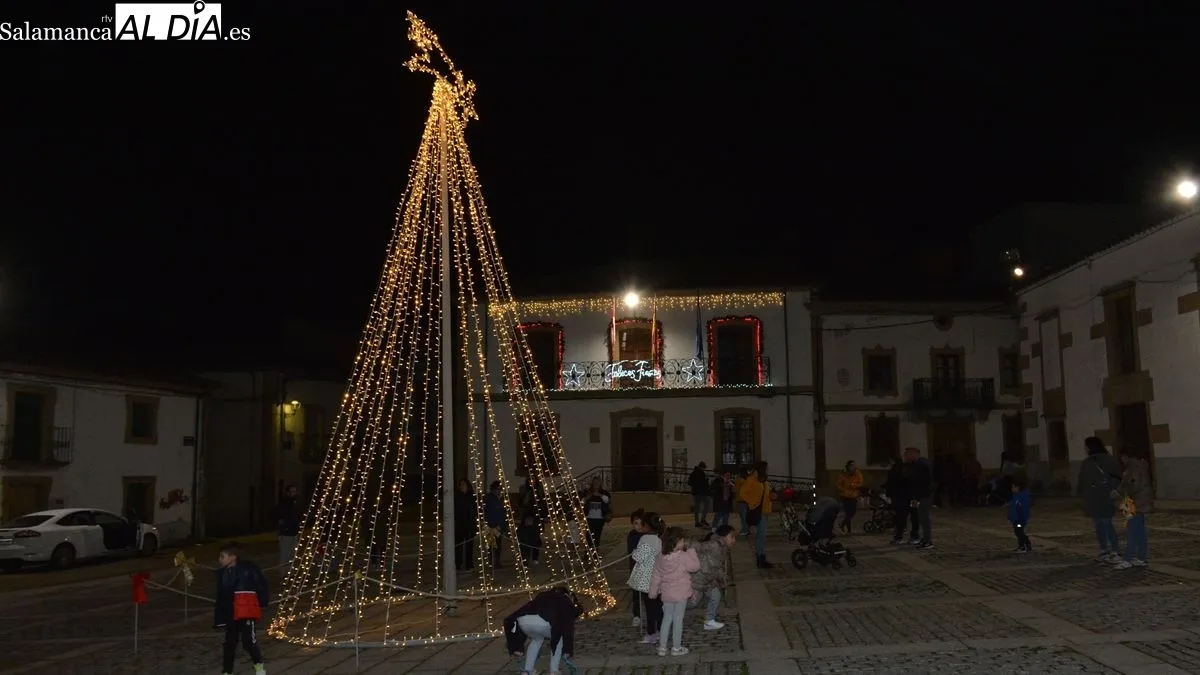 Foto 4 - El encendido del alumbrado en la carretera marca el inicio de la Navidad en Lumbrales