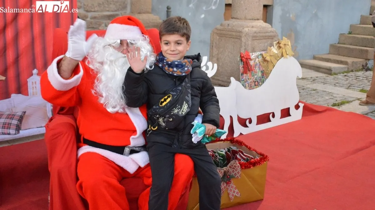 Foto 6 - Animado encuentro de Pap&aacute; Noel con los ni&ntilde;os y ni&ntilde;as en Lumbrales
