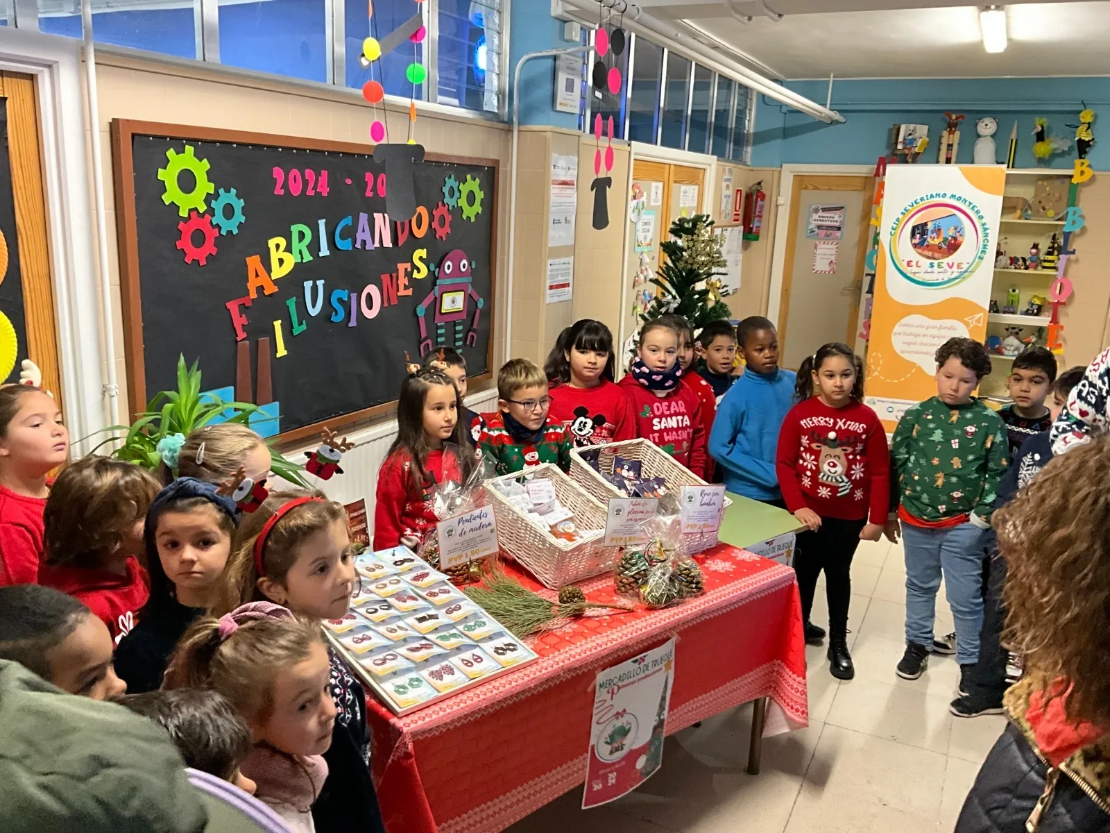 Foto 7 - El CEIP Severiano Montero se convierte en un gran mercado navide&ntilde;o y de trueque con productos sostenibles