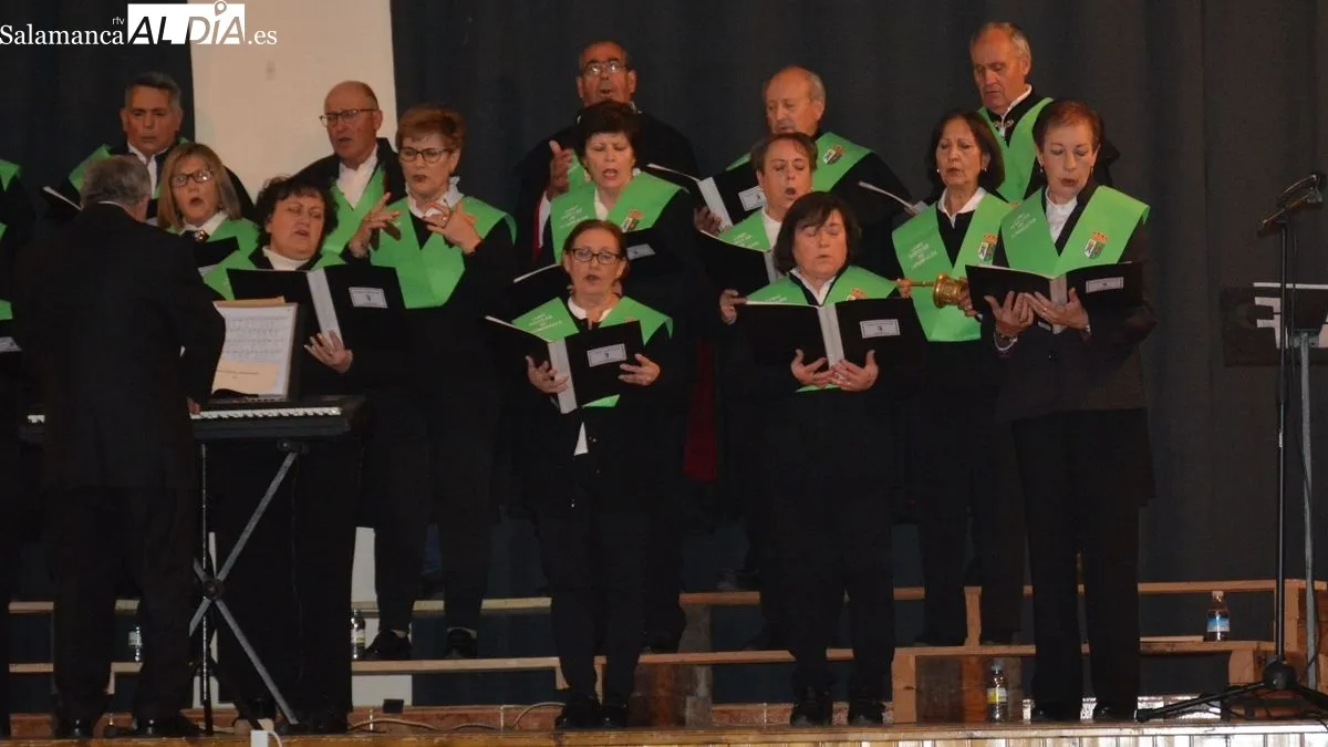 El centro cultural acogió la actuación del Coro popular de Lumbrales y la entrega de premios de los concursos navideños